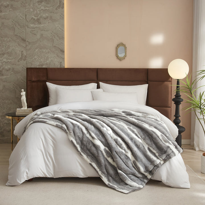 Luxury Reversible Faux Fur Throw Blanket - Plush Sofa & Bed
